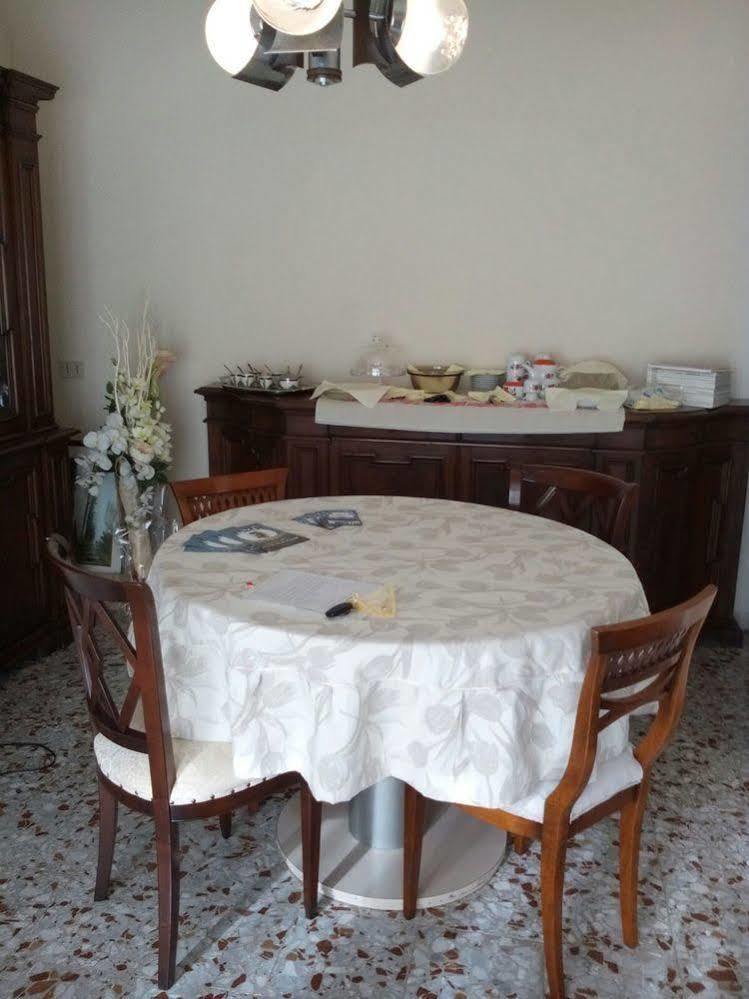 Casa Emanuela Bed & Breakfast Piazzola sul Brenta Exterior photo